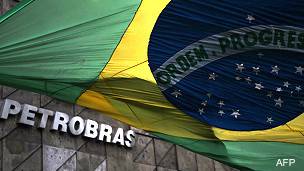La bandera de Brasil sobre el logo de Petrobras en la sede de la empresa.