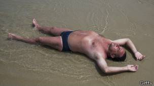 Hombre expuesto al sol en la playa