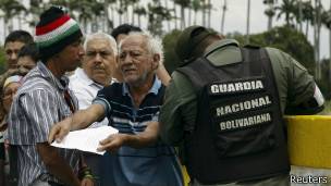 Hombre cruza la frontera