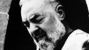 El término se asocia al color de los hábitos utilizados por los monjes capuchinos, como el Padre Pio. Padre Pio