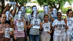 Damas de blanco en una protesta