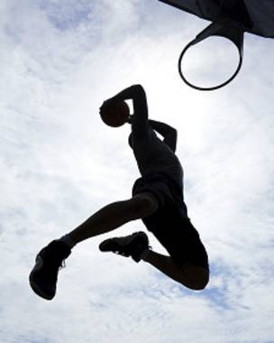 Basquetbolista en el aire