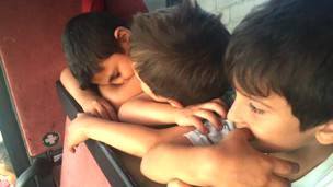 Niños exhaustos tras llegar a la frontera de Serbia