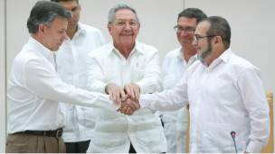 Apretón de manos entre Juan Manuel Santos y 