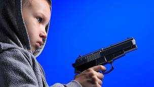 Chico con arma