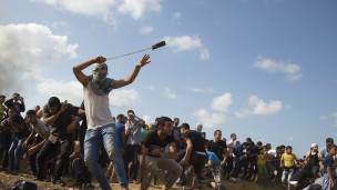 Palestinos se enfrentan a las fuerzas de seguridad de Israel.
