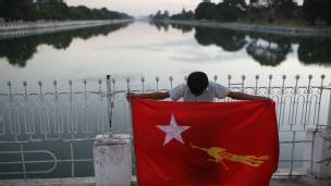 Smpatizante del partido de Aung San Suu Kyi