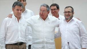 Juan Manuel Santos, Raúl Castro y Rodrigo Londoño.