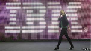 Logo de IBM y mujer caminando