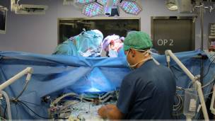 Médicos durante la operación