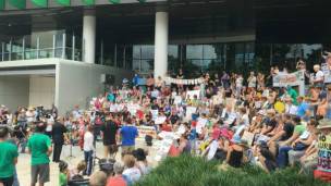 Manifestantes frente a hospital