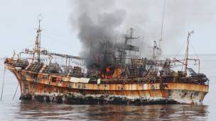 Imagen del barco pesquero en llamas.