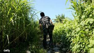 Un centroamericano cruza la frontera entre México y Guatemala