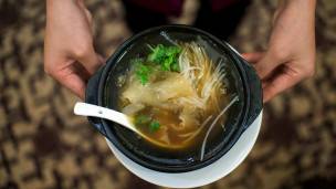 Plato de sopa de aleta de tiburón