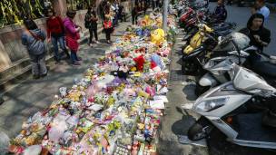 Flores y juguetes en el memorial de la niña asesinada