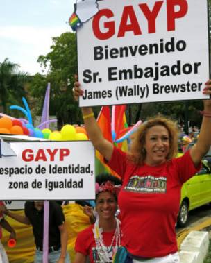 Pancartas del colectivo LGBT dan la bienvenida a Brewster