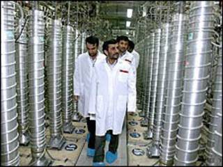 محمود احمدی نژاد در بازدید از تاسیسات اتمی نطنز