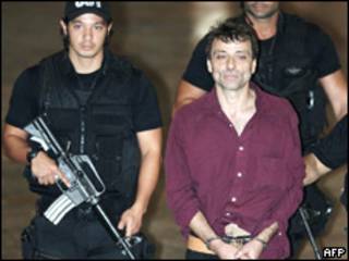 Cesare Battisti após sua prisão, em 2007