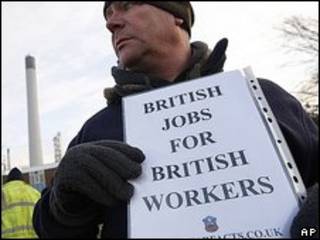 Manifestação em frente à terceira maior refinaria britânica, a Lindsey, na vila de North Killingholme, no leste da Inglaterra
