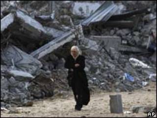 Mulher caminha por zona destruída por ofensiva israelense no norte de Gaza (AP)
