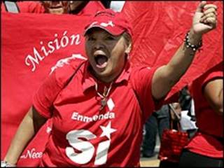 Partidário de Chávez participa de comício em Caracas