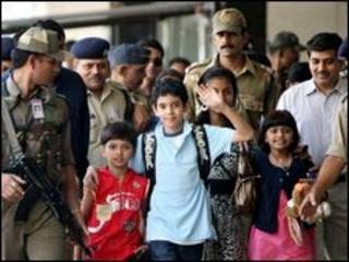 Crianças que participaram do longa chegaram abraçadas no aeroporto de Mumbai