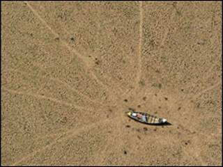 Leito seco do lago Curuaí, no Pará, em 2005 (Foto: AP)