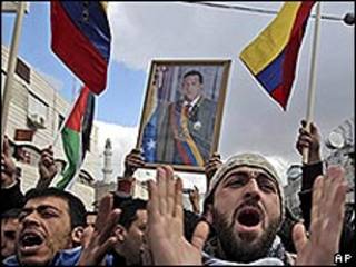 Foto de Chávez levada por manifestantes em Ramallah, Cisjordânia (arquivo)