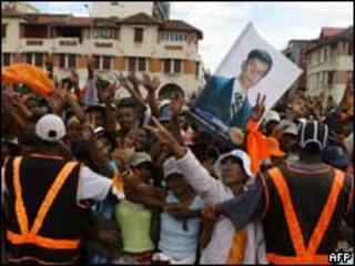 Apoiadores do oposicionista Andry Rajoelina participam de protesto na capital de Madagascar (AFP, 16/3)