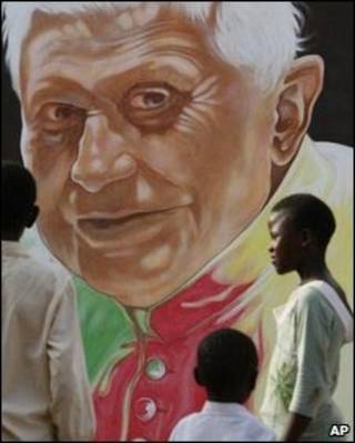 Retrato do papa Bento 16 em Iaundê, Camarões