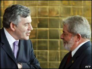 Premiê britânico Gordon Brown e presidente Luiz Inácio Lula da Silva em Brasília (Foto: Evaristo Sá/AFP/Getty Images)
