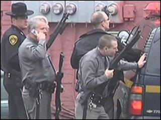 Policiais em frente a prédio atacado por atirador em Nova York