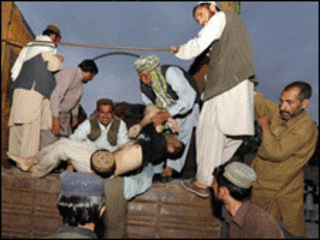 انتقال قربانیان از درون کانتینر (عکس از سایت ارودی بی بی سی)