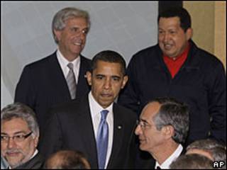 Barack Obama entre Tabaré Vázques e Hugo Chávez