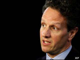 O secretário do Tesouros dos EUA, Timothy Geithner, durante entrevista coletiva nesta sexta-feira (AP)