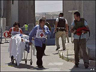 Palestino é levado pela passagem de Erez para Israel