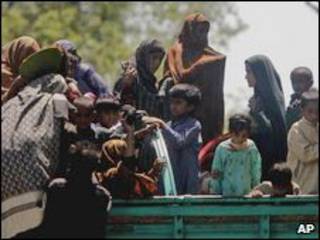 Moradores de Swat chegam a cidade perto de Peshawar