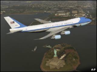 Foto sem data divulgada pela Casa Branca mostra o avião da Presidência dos EUA sobrevoando Nova York (AP)