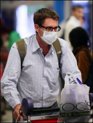 homem chega ao aeroporto de Sydney, na Austrália. (Getty Images)