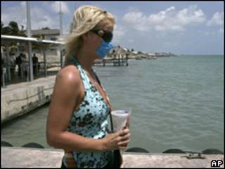 Turista usa máscara em praia de Cancun, no México, no último dia 28 de baril (AP/arquivo)