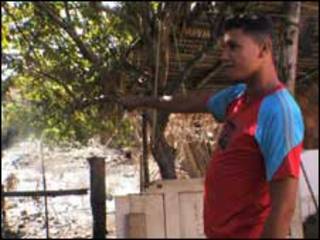 André Janssen de Morais aponta para o local onde encontrou um jacaré em seu quintal (foto: Alessandra Corrêa)
