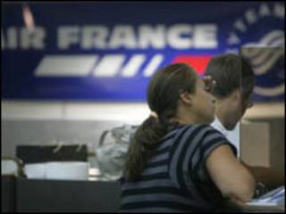 Passageiros fazem check-in no Aeroporto Internacional Tom Jobim, no Rio de Janeiro, na última segunda-feira (AP, 1/6)