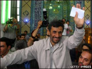 O presidente do Irã, Mahmoud Ahmadinejad, vota nesta sexta-feira (Getty Images)