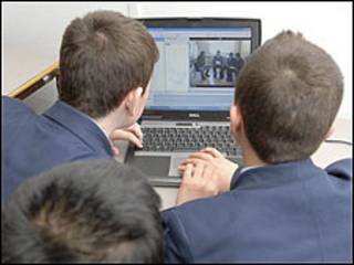 Niños frente a una computadora