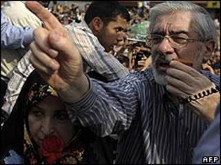 Mir Hossein Mousavi em um protesto em Teerã (arquivo)