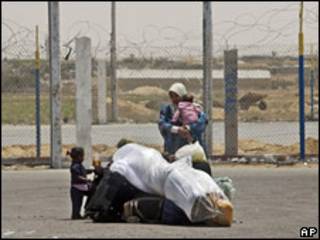 Palestina com filha no colo aguarda abertura da passagem de Rafah em maio