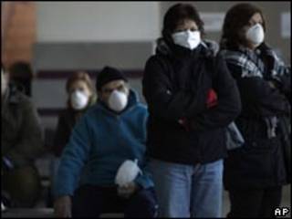Argentinos usam máscaras em fila de espera de hospital. Foto: AP