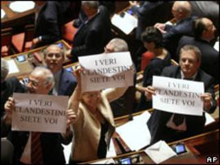 Deputados de oposição protestam contra aprovação da lei