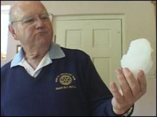 David Gammon mostra pedaço de gelo que o atingiu