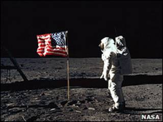 Astronauta americano na Lua, diante da bandeira dos Estados Unidos